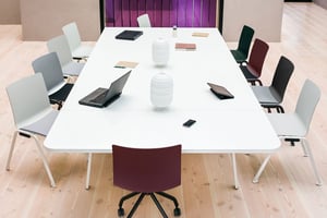 Verschiedene Farbvarianten lockern den Raum auf