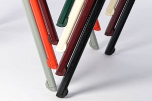 Verschiedene Farben an Gestelle stehen zur Auswahl bereit