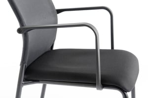 Die Armlehnen passen perfekt zum Stuhldesign