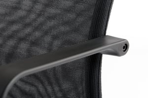 Die Armlehnen sind fest mit der Rückenlehne verschraubt