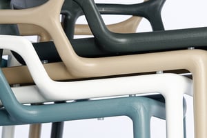 Durch die Abstandshalter zerkratzen die Stühle beim Stapeln nicht Durch die Abstandshalter zerkratzen die Stühle beim Stapeln nicht