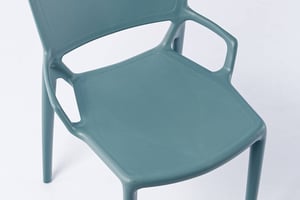 Das Design des Kunststoffstuhls ist sowohl interessant wie auch effizient