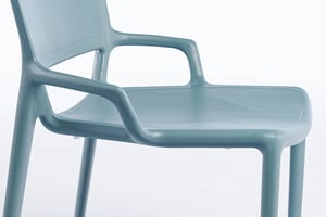 Kleine Seiten formen eine klare Sitzschale