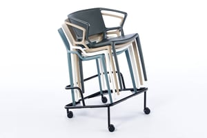 Mit dem Stuhltransportwagen ist die Lagerung und das Verschieben möglich