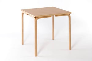 Als quadratischer Rom Tisch ist er individuell einsetzbar