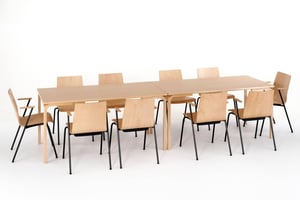 Auch für größere Konferenzen gut geeignete Stapelstühle mit Tisch