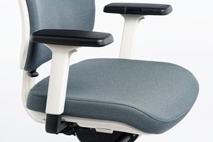 Die Sitzfläche lässt sich nach unten neigen