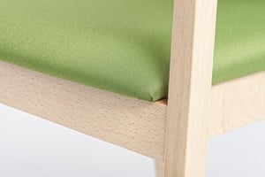 Die Sitzfläche ist ohne erkennbare Naht am Holz befestigt