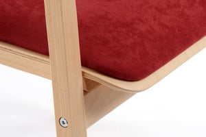 Das weiche Sitzpolster liegt fest auf die Sitzfläche auf