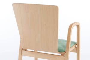 Die abgerundete Holzschale passt sich gut dem Rücken an