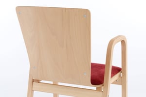 Diese Holzstühle lassen sich gut reinigen