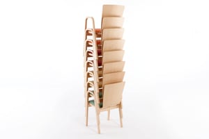 viele Stühle auf kleinem Raum