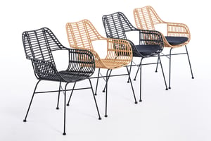 Die Armlehnenstühle aus PE Rattan können kombiniert werden