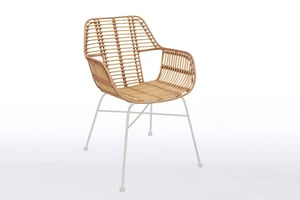 In beige ist der PE Rattan Armlehnenstuhl auch mit weißem Gestell zu bekommen
