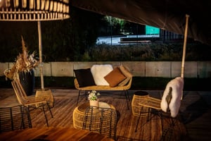 Die Rattan Bänke sorgen für ein gemütliches Ambiente