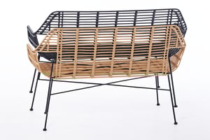 Die Verstrebung unter den Sitzflächen sorgt für Stabilität und ein einfaches Stapeln