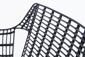 Die stabile Rückenlehne der PE Rattanbank