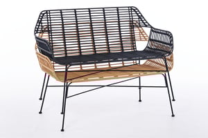 Gestapelt nehmen die Rattanbänke wenig Platz ein