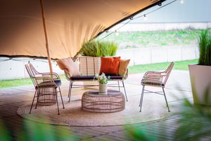 Unsere PE Rattan Bänke und Stühle der Sylt Reihe können außen bestellt werden