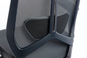 Die weich gepolsterte Lordosenstütze kann in der Höhe verstellt werden Die weich gepolsterte Lordosenstütze kann in der Höhe verstellt werden