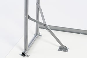 Das kleine Metallrohr wird über das Gelenk geschoben