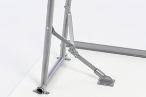 Die Beine des Klapptisch können aufgeklappt werden