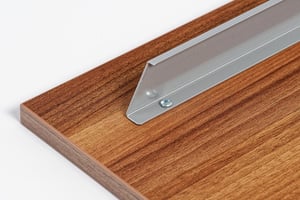 Durch die Leisten der Tischlänge an den Unterseiten drücken die klappbaren Gestelle nicht in den Platte des darüber liegenden Klapptisch