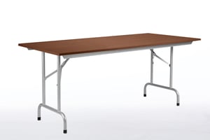 Verschiedene Tischplatten und Gestellfarben können kombiniert werden