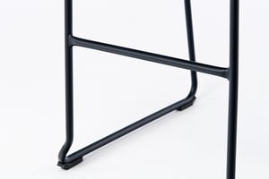 Die Querstange am Gestell sorgt für noch mehr Stabilität und Sitzkomfort