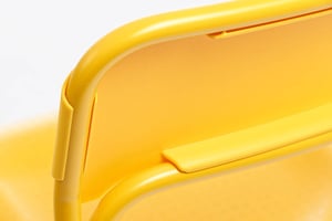 Die Rückenlehne ist am Gestell befestigt