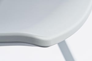 Eine leicht gebogene Sitzfläche hilft bei der Ergonomie des Stuhls