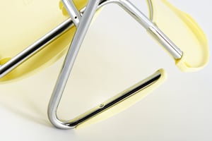 Armlehnen und Stuhlgestell sind sicher miteinander verschraubt