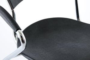 Das verchromte Stahlrohrgestell bildet einen modernen Kontrast zu den Kunststoffelementen