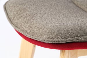 Die hochwertig gepolsterte Sitzfläche unserer Toskana Polsterstühle Die hochwertig gepolsterte Sitzfläche unserer Toskana Polsterstühle