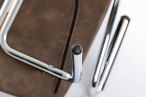 Um Ihre Bodenbeläge zu schützen besitzen diese Stühle robuste Schutzkappen an den Stuhlbeinfüßen