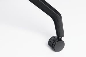 Das vierbeinige Drehgestell ist mit Rollen in schwarz