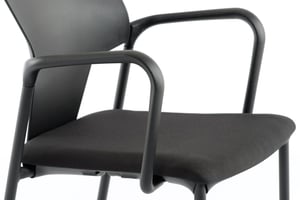 Die Armlehnen sind stabil verarbeitet