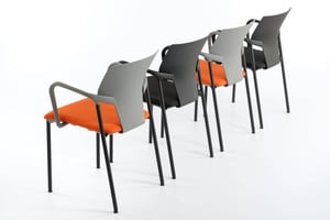 Als Armlehnenstühle können die Vegas mit dem Stuhlverbinder in festen Reihen gestellt werden