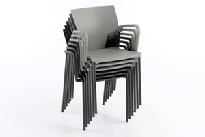 Die Armlehnenstühle sind durchdacht designt