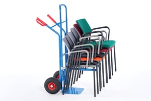 Die Armlehnenstühle Vegas AL lassen sich mit der Stuhlkarre transportieren