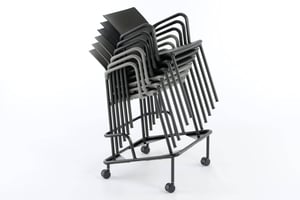 Mit dem Rollwagen lassen sich die gestapelten Stühle schnell transportieren