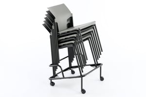 Auf den Rollwagen können die Stapelstühle ohne Probleme transportiert werden