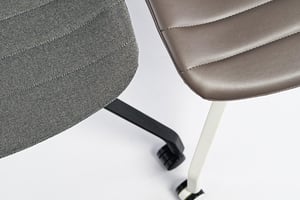 Das Polster ist in Stoff und Kunstleder verfügbar