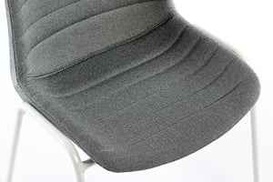 Die bequem und stilvoll ausgeführte Sitzschale lädt zum langen Sitzen ein und ist ein wahrer Hingucker