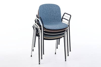 Der Adria AL ist trotz seiner Armlehnen stapelbar