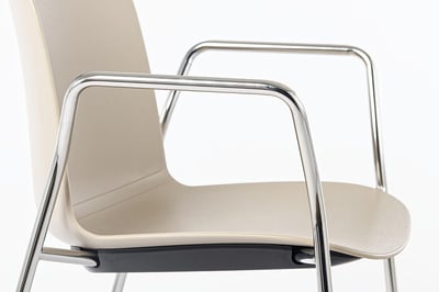 Die Armlehnen sind unauffällig aber robust