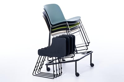 Auf dem Rollwagen können die Polsterstühle mit abmontiertem Schreibablar gestapelt transportiert werden