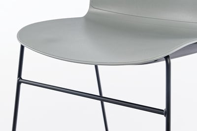 Die Querstrebe gibt dem Stuhl mehr Stabilität