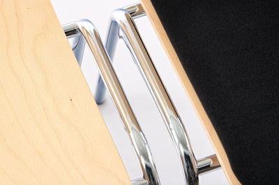 Werden die Verbinder nicht gebraucht können diese unter die Sitzfläche geschoben werden