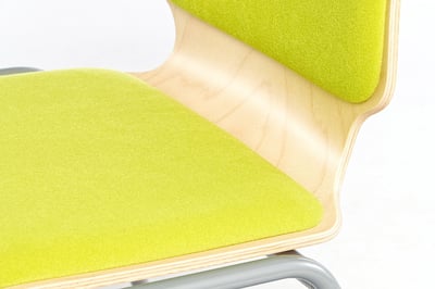 Der Holzschalenstuhl Atlanta SP RP hat eine Sitz- und Rückenpolsterung